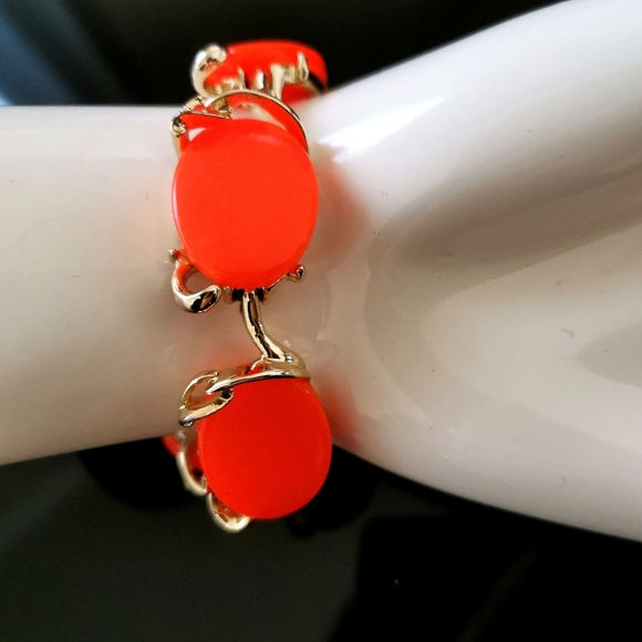 Vintage 1950s Red Thermoset/Lucite Bracelet and Earrings Set -Demi Parure - Picture 5 of 9